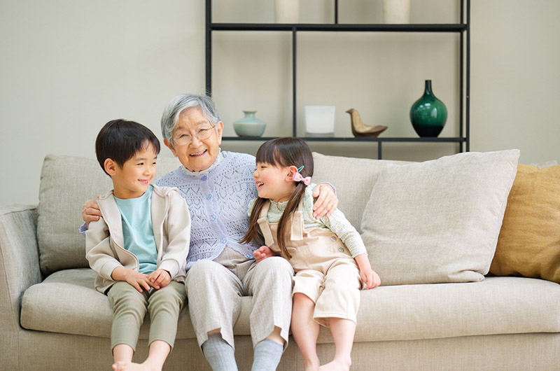 孫に首っ丈な祖父母