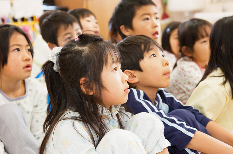 映写に引き込まれる子どもたち